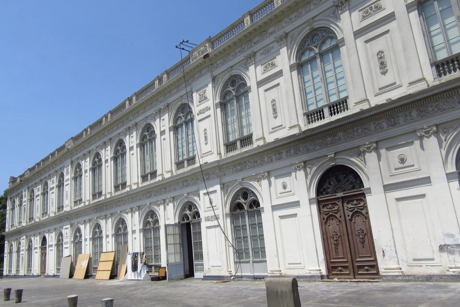 Long white nineteenth-century facade of the Museo de Arte de Lima