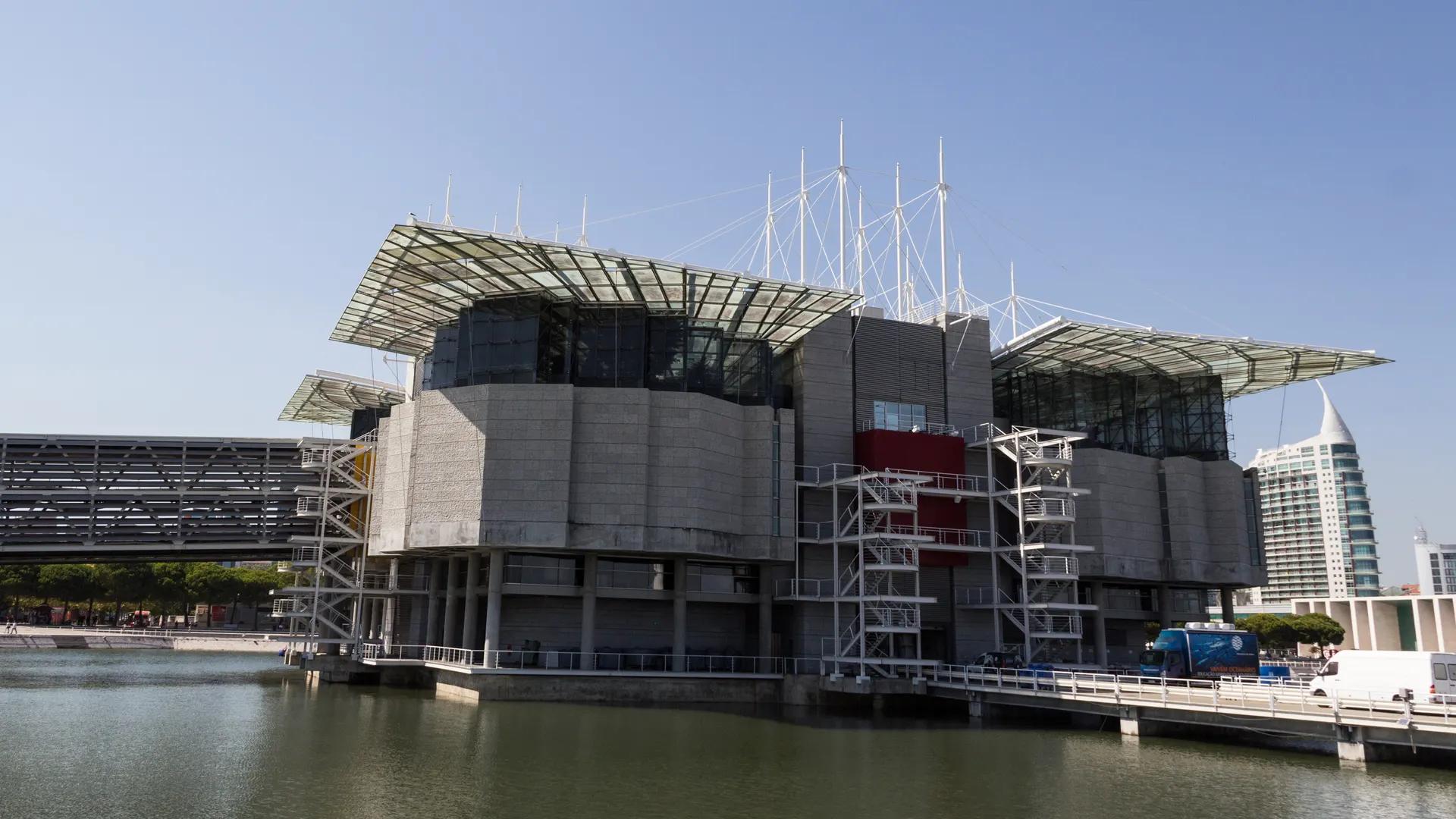 Oceanário de Lisboa building on the water at Parque das Nações