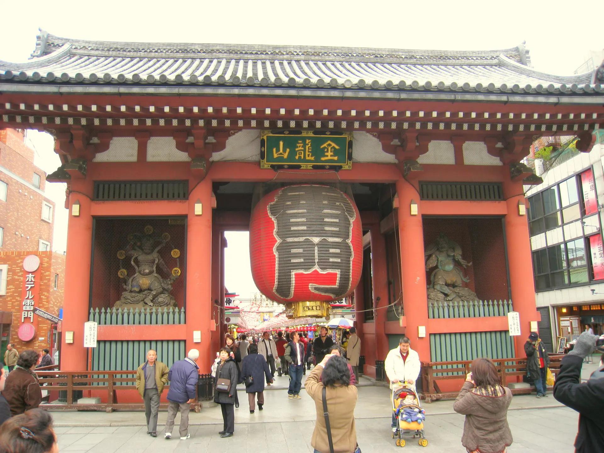 Kaminarimon outer gate of Senso-ji with its giant red lantern