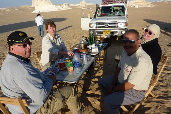 Private 2-Day White Desert and Bahariya Oasis Trip from Cairo