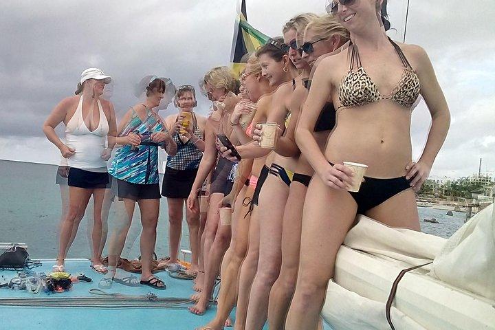 Reggae Catamaran Cruise Snorkel Tour Montego Bay a Negril Rick's Cafe