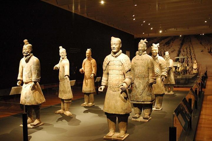 Private Xi'an History Day Tour: Terracotta Warriors Huaqing Palace