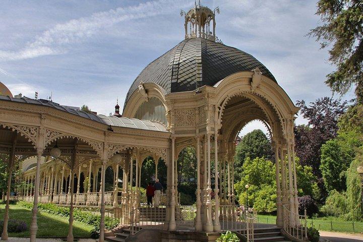 Karlovy Vary, incluindo Watchtower e funicular saindo de Praga