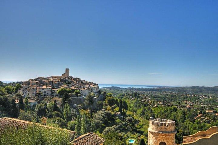 Tour di mezza giornata per piccoli gruppi di Saint-Paul-de-Vence, Antibes e Cannes da Nizza