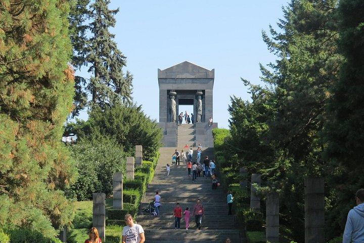 Belgrade and Avala Mountain Full Day Layover Tour with Round-Trip Airport Transfer