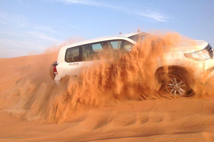 Dubai Desert Safari à dos de chameau et 4x4 Jeep avec dîner barbecue avec Live Belly Dance