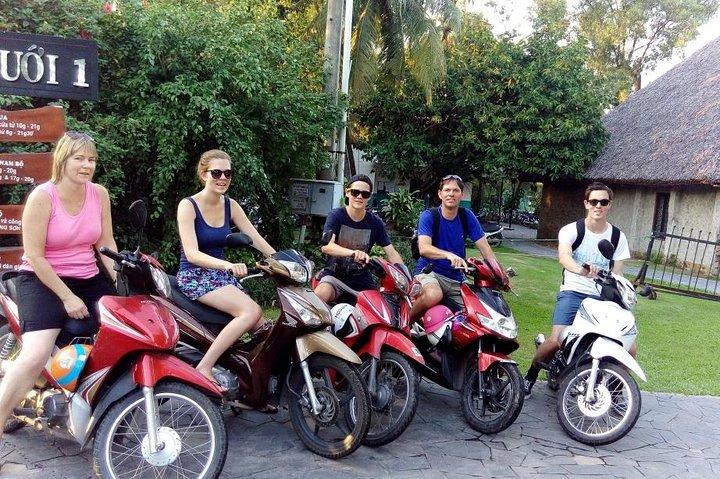 Kleine Gruppe Saigon Inside Out mit dem Motorrad für 3 Stunden