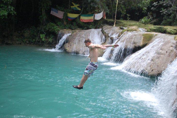 Blue Hole plus Secret Falls et Dunns River Falls Combo des hôtels de Runaway Bay