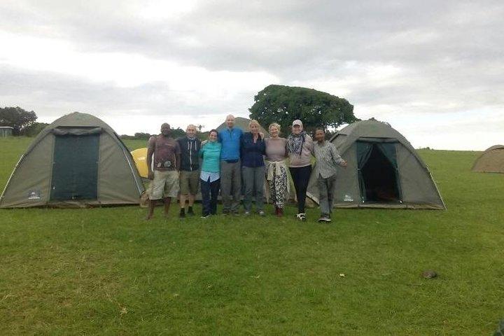 Fyra dagars grupp som går med i budgetsafari Serengeti och Ngorongoro nationalparker