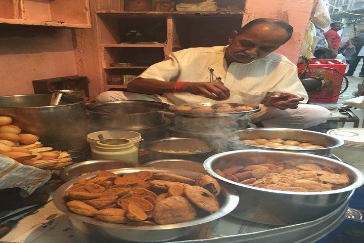 Seth Gali Bazaar Walk with Lavish on table barbecue dinner