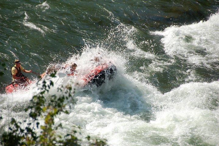 Petit bateau de rafting en eau vive à Jackson Hole