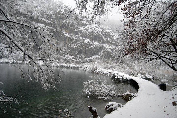 Viagem de um dia a caminhadas privadas com paisagem congelada em Plitvice Lakes a partir de Zagreb