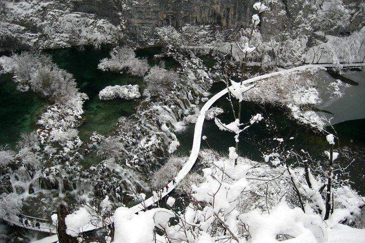 Viagem de um dia a caminhadas privadas com paisagem congelada em Plitvice Lakes a partir de Zagreb