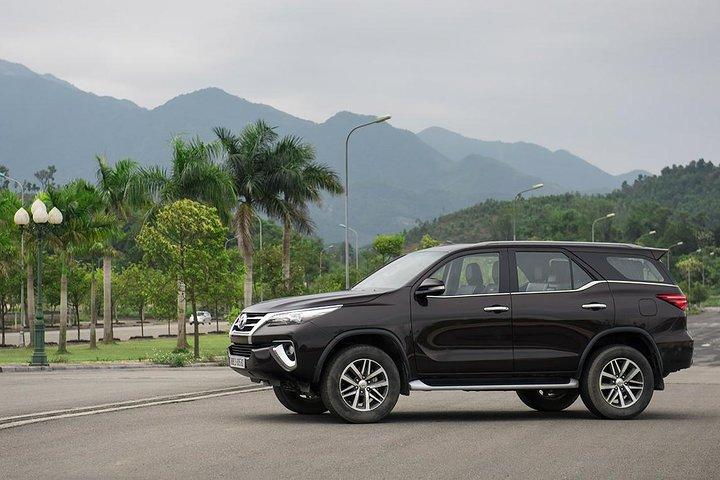 Hanoi luchthaven aankomst privé transfer per luxe auto (4-persoons auto)