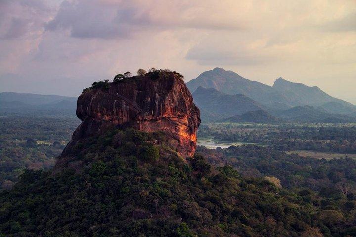 Sigiriya e Minneriya da Colombo (2 giorni)