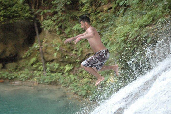 Bob Marley Nine Mile and Blue Hole Tour från Montego bay