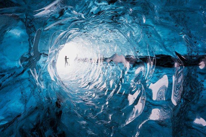 ヴァトナヨークトル国立公園での氷の洞窟ツアー