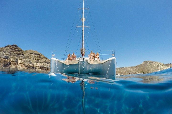 Santorini Catamaran Cruise med frisk måltid og åben bar