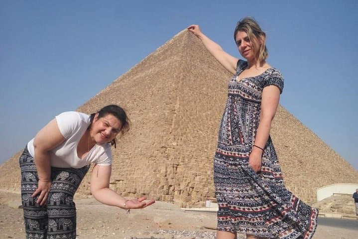 Full-Day Giza Pyramids, Egyptian Museum and bazaar Private Tour