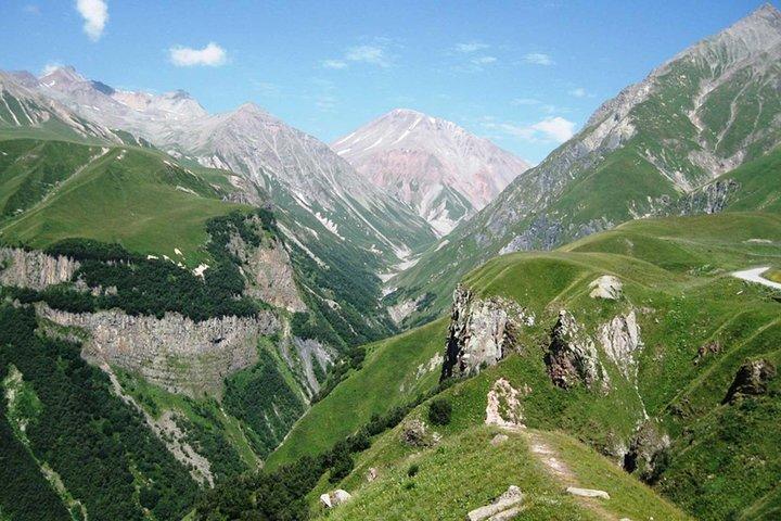 Kazbegi Ananuri Gudauri Gergetiでの1日ツアー