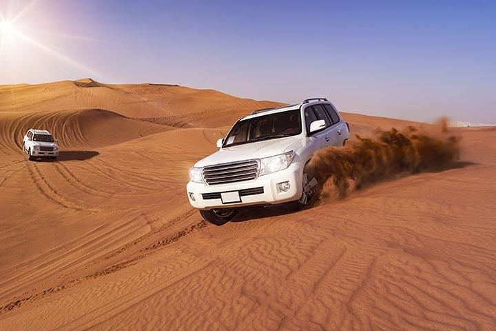 Safari serale nel deserto a Dubai, giro in cammello, sandboarding e cena barbecue