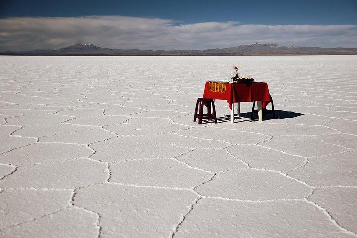 Excursão privada em um dia inteiro em salinas, incluindo o cemitério de trens e almoço em Uyuni