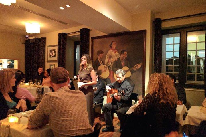 Private Lisbon Night Tour met diner en Fado-show