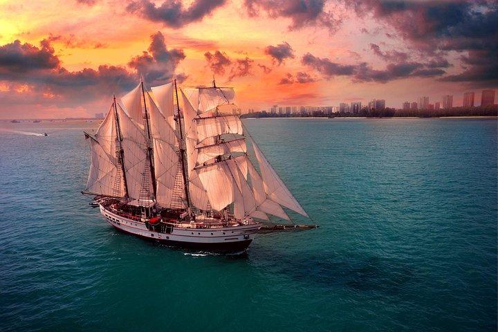 Royal Albatross - Sunset Sail Cruise mit 5-Gang-Sitzabendessen