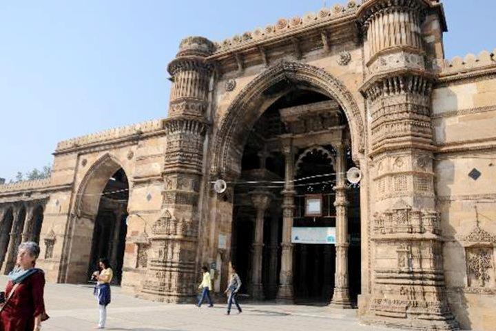 Guided Walk through Old Town Ahmedabad of Unique Pols including Private Transfer