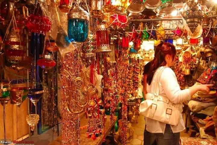 Una passeggiata attraverso i bazar colorati di Jaipur