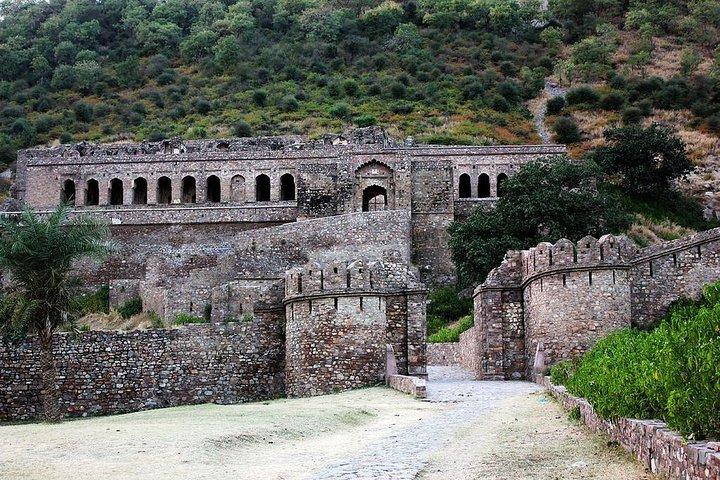 Tagesausflug nach Bhangarh und Abhaneri von Jaipur mit Mittagessen