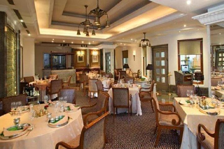 Desfrute da cozinha do sul da Índia no Dakshin - Sheraton New Delhi com transferência privada