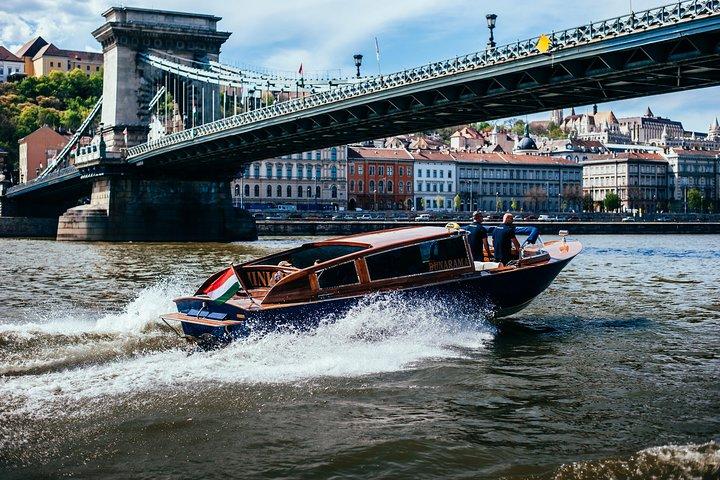 センテンドルへの水上リムジンで行く贅沢なプライベートデイクルーズ