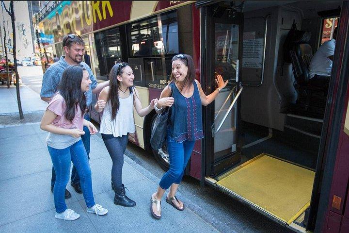 NYC：エンパイアステート、自由の女神、乗り降り自由のバスツアー