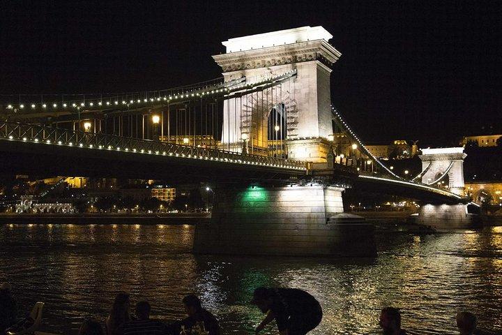 Excursão noturna pelas luzes brilhantes de Budapeste com cruzeiro de barco e vinho