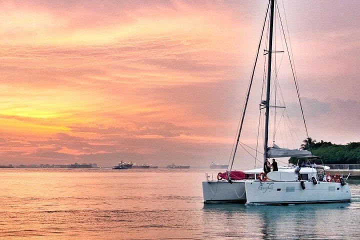Singapur Sunset und Morning Cruise auf einem Luxus-Katamaran