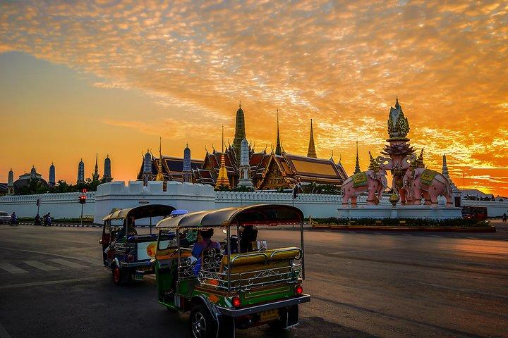 Luces nocturnas privadas de cola larga al atardecer en Tuk Tuk de Bangkok