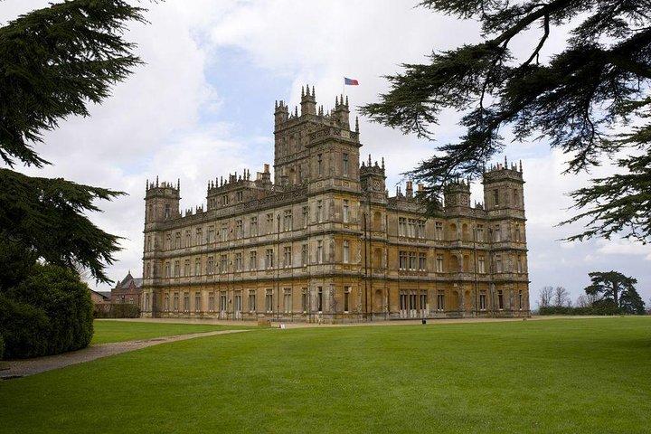 ロンドン発シェアグループ・ダウントン寺院とハイクレア城ツアー