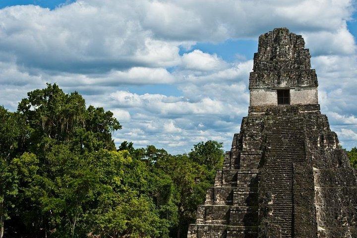Excursion d'une journée à Tikal incluant vols aller-retour au départ d'Antigua avec déjeuner