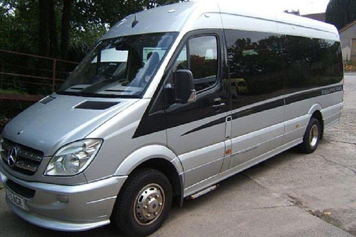 Traslado privado central de Hanoi al aeropuerto de Noibai con luxurycar16seat de Hanoi