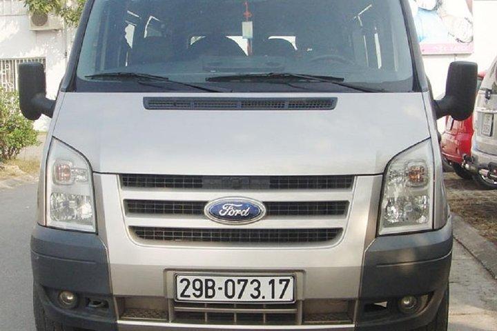 Hanoi zentraler privater Transfer zum Noibai Flughafen mit luxurycar16seat von Hanoi