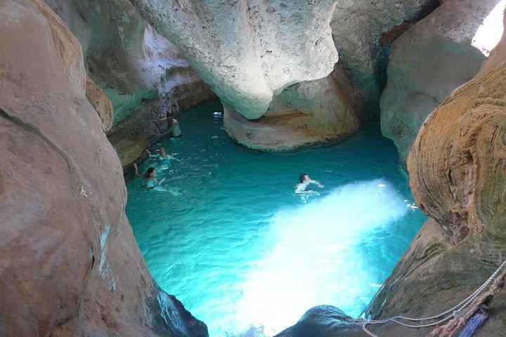 Viagem de um dia: Wadi Shab e Bimah Sinkhole