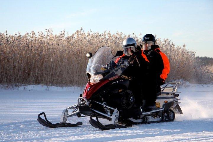 Snöskoter Safari i Helsingfors skärgård med lunch