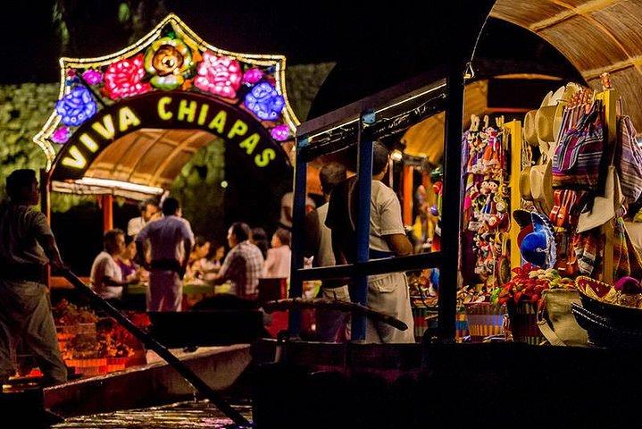 Xoximilco nattkryssning med rundtransport från Tulum City