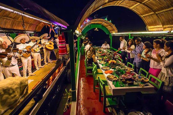 Xoximilco-nachtcruise met rondvervoer vanuit Tulum City
