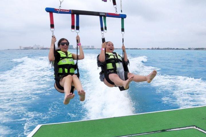Vuela Sobre la Bahía de Cancún : Experiencia de Parasailing