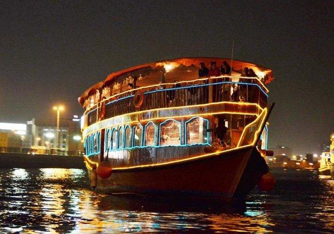 Tour della città di Dubai con cena combinata con crociera serale in sambuco