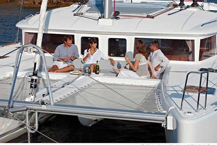 Recorrido navegando en Caldera de Santorini con barbacoa y bebidas
