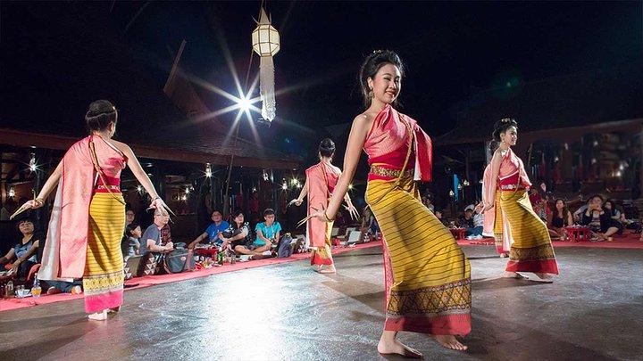 Dîner traditionnel et spectacle culturel Khum Khantoke + prise en charge à l'hôtel