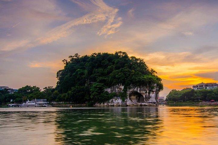 Guilin City Essence Tagesausflug: Reed Flute Cave, Elephant Trunk Hill und Fubo Hill